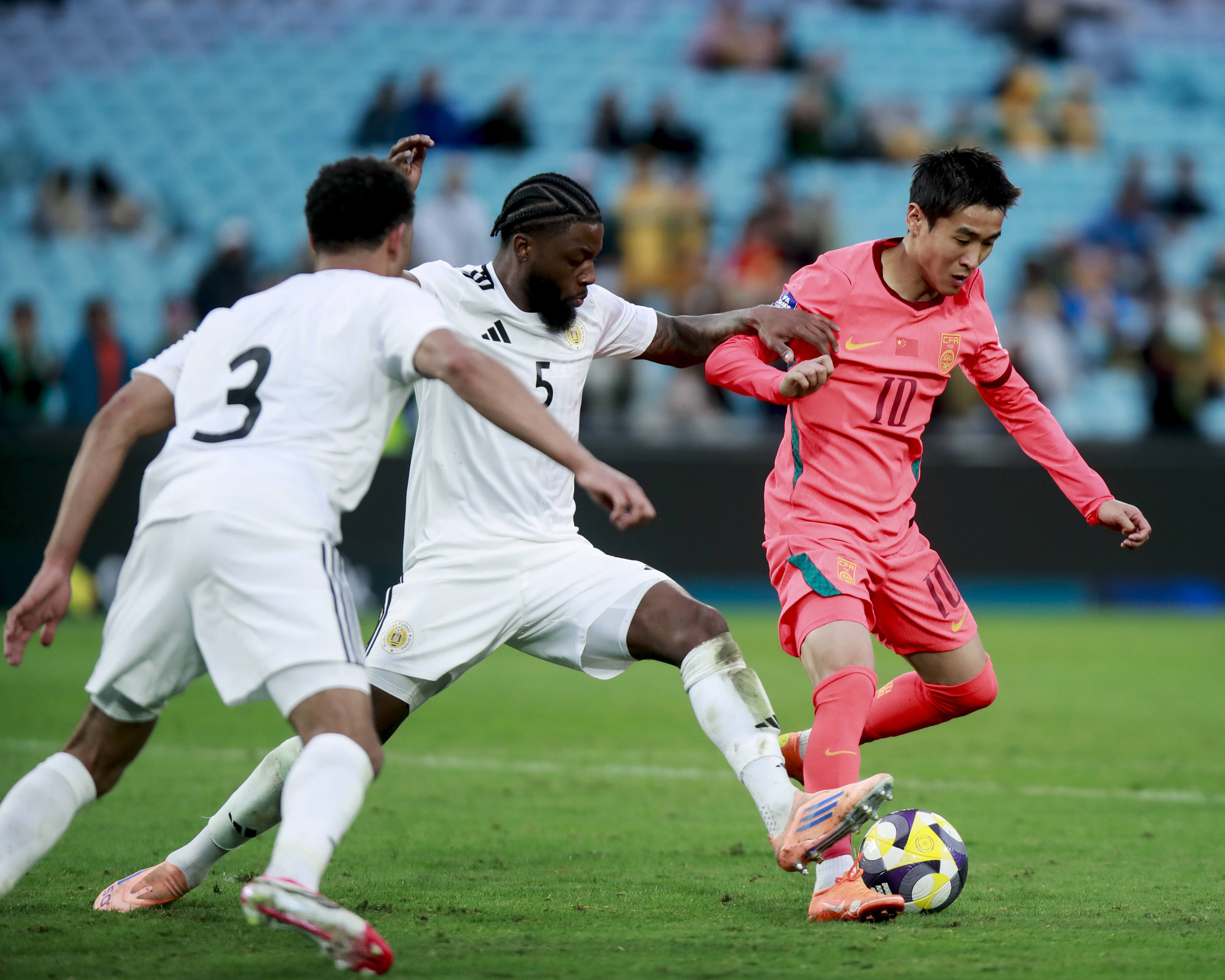 國足沖擊世界杯歷史_2026國足喀麥隆正式比賽首秀_國足新帥邵佳一戰術應對喀麥隆