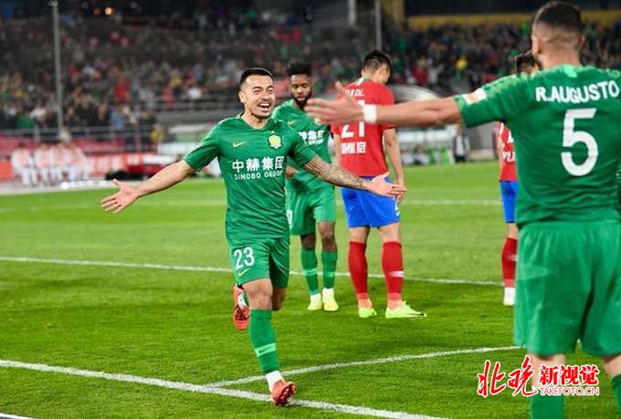 中超戰(zhàn)報(bào)：北京國(guó)安2-1河南建業(yè)，歸化球員李可進(jìn)球助球隊(duì)登頂