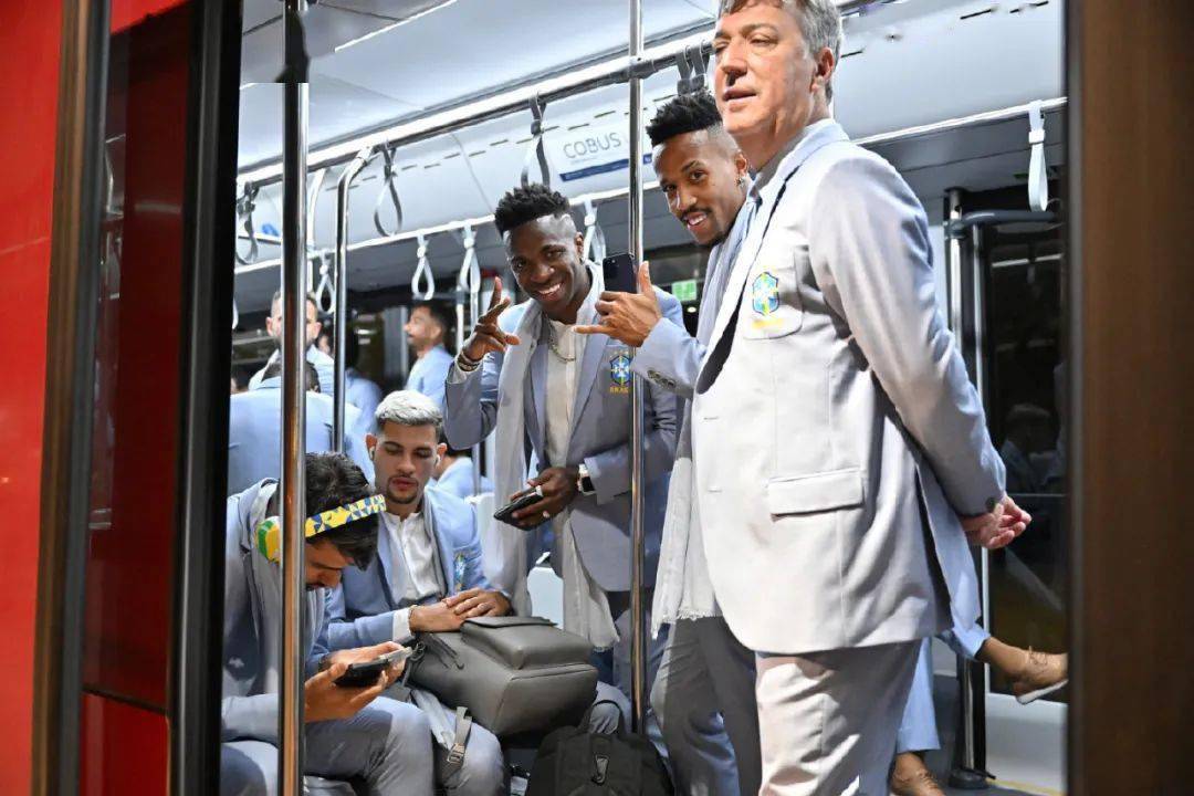 世界杯32支球隊(duì)卡塔爾開(kāi)踢_(dá)adidas黃金戰(zhàn)靴梅西最后之旅_耐克阿迪世界杯歷史